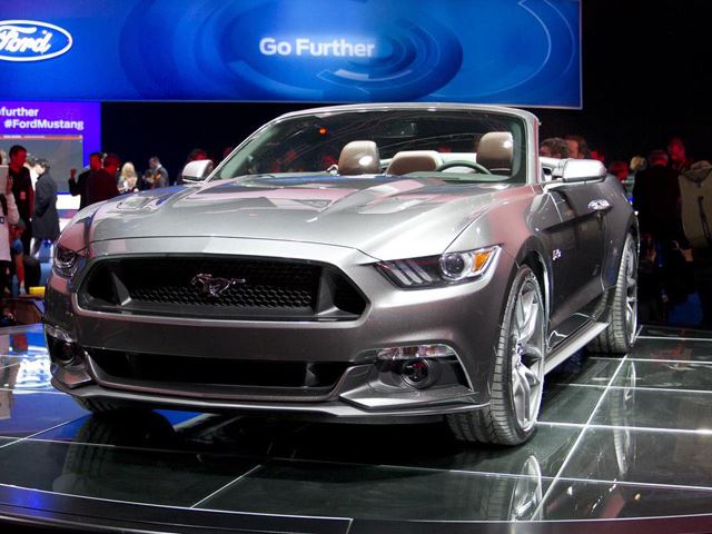 Как и следовало ожидать, 2015 Mustang Convertible практически не отличается от нового Mustang Coupe. Исключением стала только новая многослойная тканевая кры